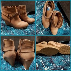 Women's wedged ankle boots size 10
